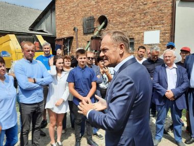 Donald Tusk przyjechał do protestujących przeciwko CPK Tusk Mikołów Mokre