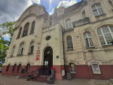 Urzędnicy ze Świętochłowic dostarczają decyzje podatkowe Urząd Miejski w Świętochłowicach