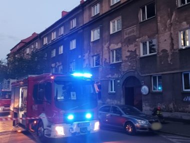 Wieczorny pożar w Bytomiu. 14 osób ewakuowanych Wieczorny pożar w Bytomiu 14 osób ewakuowanych