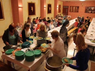 Wigilia Charytatywna dla ubogich i biednych mieszkańców Wigilia dla samotnych