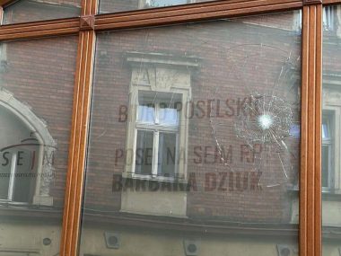Sprawca wybicia szyby w biurze poselskim zatrzymany Wybita Szyba TG