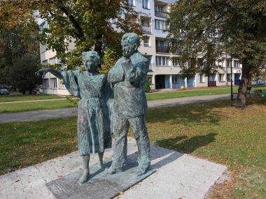 Miedzianka Po Drodze w Tychach. Oto program Wydarzenia festiwalowe odbędą się w okolicy rzeźby Hanny i Kazimierza Wejchertów przy ul Karola Darwina