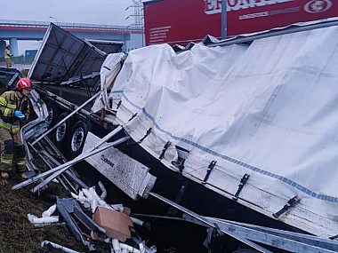 Samochód ciężarowy wjechał do rowu na autostradzie A1 Wypadek MOP Dobieszowice 4