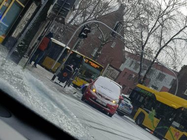 Na ul. Mikołowskiej osobówka zderzyła się z autobusem Zderzenie czterech pojazdów na skrzyżowaniu ul. Mikołowskiej