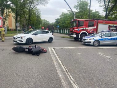 Zderzenie samochodu z motocyklem na skrzyżowaniu ul. Ziętka Wypadek Piekary ulica Ziętka