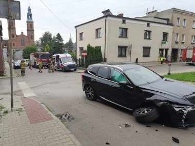 Wypadek na skrzyżowaniu ul. Inwalidów Wojennych i Wyzwolenia Wypadek dwóch samochodów