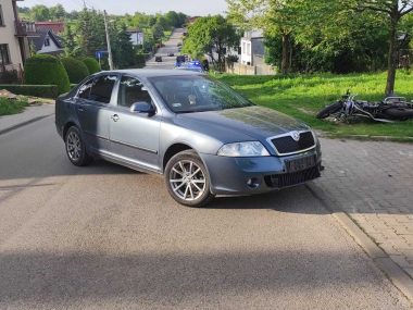 Kierujący skodą potrącił motocyklistę Wypadek na Inwalidów Wojennych w Piekarach