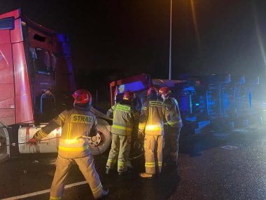 Jednostka z Dąbrowy Górniczej stawiała „do pionu” cysternę Wypadek na autostradzie