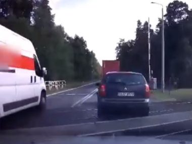 Wyprzedzanie za 1000 zł. Niebezpieczny manewr na DK11 Wyprzedzanie na przejezdzie