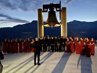 Chór „Resonans con tutti” zaśpiewał pod „Dzwonem Pokoju” Zabrzański chór w Rovereto