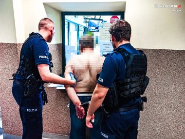 Nóż, gaz łzawiący. 60-latek zaatakował policjantów Zabrzańscy policjanci z zatrzymanym mężczyzną