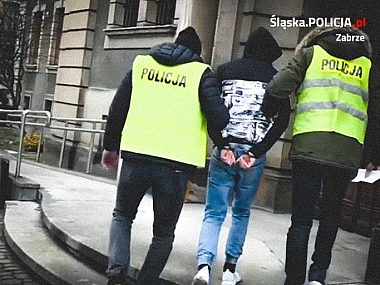 Zaatakowali maczetami 25-latka. Zostali aresztowani w Zabrzu Zabrzańscy policjanci prowadzą zatrzymanego