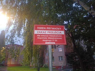 Absurd w Bieruniu. Postawili zakaz wejścia na chodnik Zakaz przejście w Bieruniu