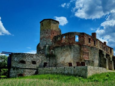 W Zagłębiu stoi zamek z klimatem średniowiecznej warowni Zamek w Siewierzu latem 2022