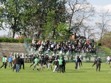 Policja zapłaci rodzinie zastrzelonego kibica Górnika Zabrze Zamieszki na stadionie w Knurowie