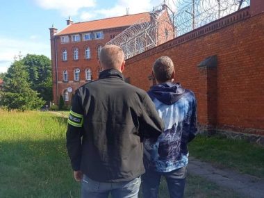 Mundurowi zatrzymali trzech poszukiwanych mężczyzn z Dąbrowy Zatrzymani