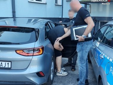 Z nożem i młotkiem czekał na kuriera. Nie pierwszy raz... Zatrzymanie w Myszkowie