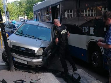 Zderzenie osobówki i autobusu na ul. Józefa Piłsudskiego Zderzenie samochodu osobowego i autobusu