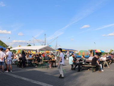 Weekendowy zlot food trucków przy Kopcu Wyzwolenia Zlot food trucków pod Kopcem Wyzwolenia