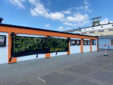 Akcja w Zofiówce. Lampy górników zlokalizowane w zalewisku Zofiówka