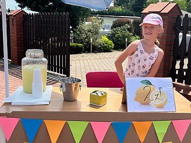 Młoda piekarzanka sprzedaje lemoniadę w Józefce Młoda piekarzanka sprzedaje lemoniadę