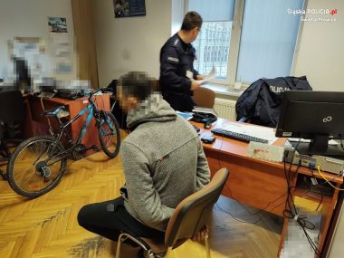 Złodziej ukradł dziecięcy rower z klatki schodowej Złodziej