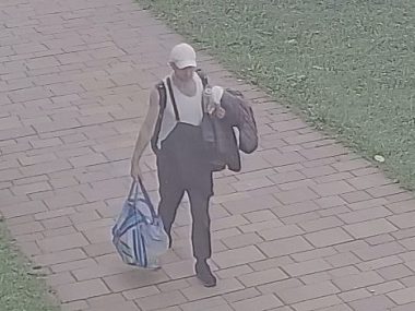 Ograbił protestującego pod sądem. Policja prosi o pomoc Poszukiwany podejrzany o kradzież w Tychach