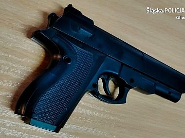 Mężczyzna z bronią terroryzował salon optyczny w Gliwicach Atrapa pistoletu