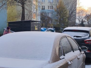 Pamiętajcie o odśnieżeniu auta przed jazdą! Za jazdę nieodśnieżonym autem grożą wysokie mandaty i punkty karne