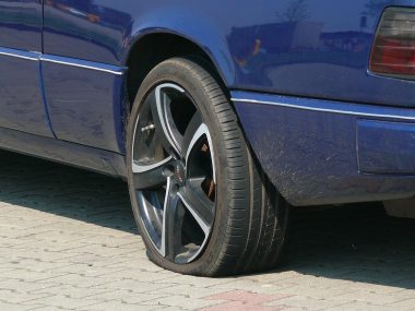 Policja ostrzega kierowców przed nową metodą kradzieży Auto