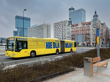 Autobus z napisem "Nie dla wojny" na ulicach Katowic Autobus z napisem Nie dla wojny w Katowicach