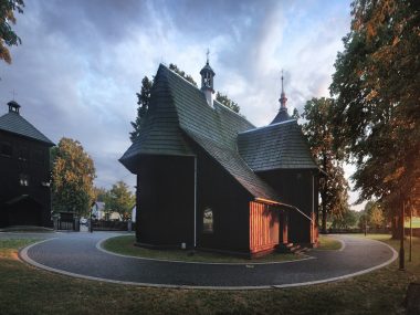 Awantura pod kościołem w Jaworznie - chcieli wywieźć księdza Awantura pod kościołem w Jaworznie