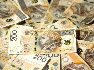 Oszustwa dzień po dniu. Seniorka straciła 100 tysięcy 69-latka przekazała oszustowi 100 tysięcy złotych