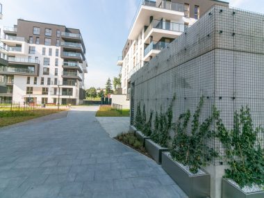 Katowice. Dzieci z okolicy niszczą nowe, ogrodzone osiedle Bardowskiego 1