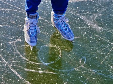 „Bezpieczne Lodowiska 2024”. Zrobią je strażacy Bezpieczne lodowisko 2024