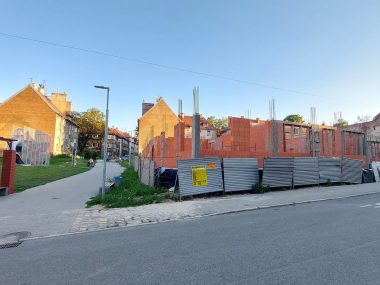 Blok z mieszkaniami na wynajem powstaje w Bytomiu Rozbarku Budowa bloku przy rozbarskiej promenadzie