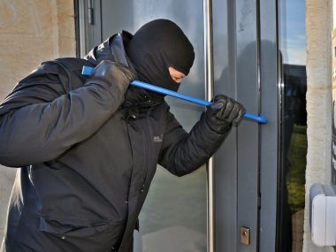 Uwaga! Złodzieje oznaczają mieszkania! Okres wakacyjny to raj dla włamywaczy
