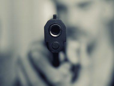 Bytom. Napastnik groził seniorowi bronią i ukradł samochód Bytom napad i kradzież