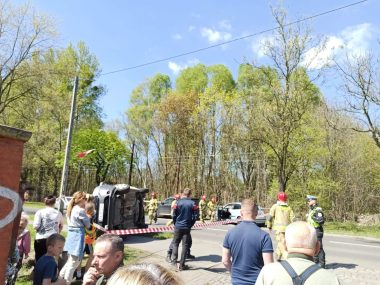 Samochód na boku. Ul. Zabrzańska zablokowana Bytom. Ul. Zabrzańska