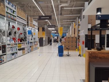 Chcieli przystroić mieszkanie. Odpowiedzą za oszustwo Przekleili kody kreskowe - odpowiedzą za oszustwo