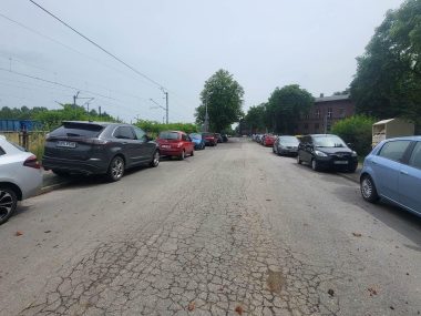 Walka o miejsca parkingowe przy dworcu w Chebziu Dojazd do dworca w Chebziu - szczęśliwi znaleźli miejsce