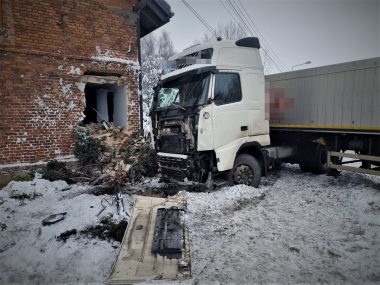 TIR uderzył w ścianę domu pod Mikołowem Ciężarówka TIR kolizja
