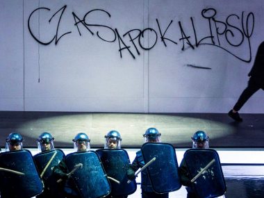 Wijący się czarny wąż. I człowiek, który kazał aktorom godać Czarna ballada wujek teatr slaski
