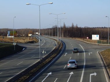 Wandal z uporem niszczył światła przy DK81 Dk81 wiślanka łaziska górne