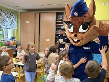 Mundurowi edukują najmłodszych Sierżant Ruda i jej nowi fani