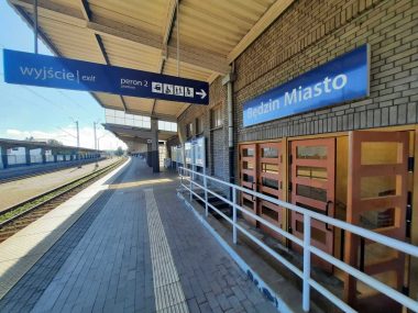 Dlaczego podróżuję do pracy ponad 100 km w jedną stronę Dworzec pkp bedzin 15