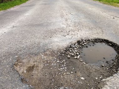 Drogi dziurawe jak ser. Knurów ogłasza przetarg na łatanie Dziura w drodze
