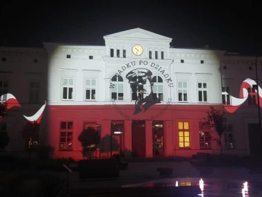 Multimedialne obrazy na dworcu. „Tylko na specjalne okazje” Elewacja dworca