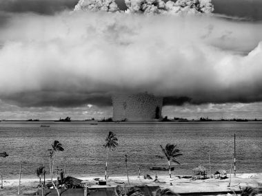Lepiej gdy odstraszający atom mają demokraci niż despoci Eksplozja atomowa