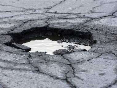 To są ulice? Dziura na dziurze! A do wulkanizatorów kolejki Fatalny stan drog na slasku 6